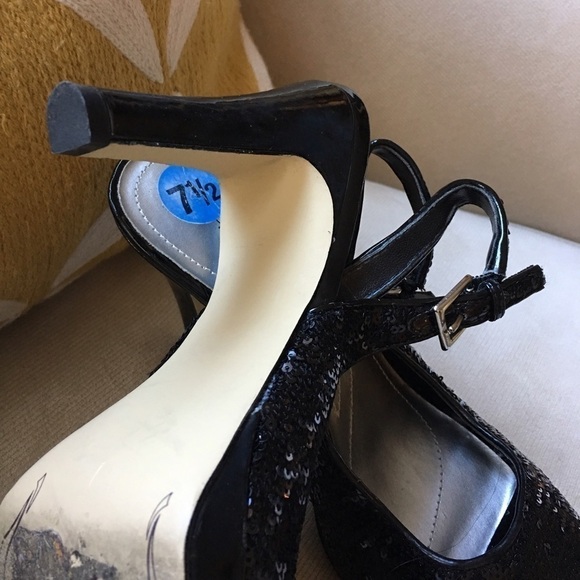 Tahari pumps - Picture 2 of 3